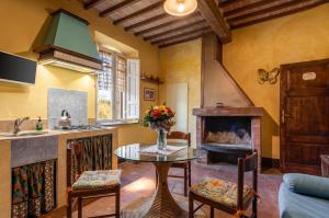 Quaint house in Murlo with shared pool