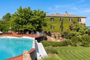 Quaint house in Murlo with shared pool