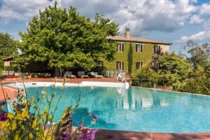 Quaint house in Murlo with shared pool
