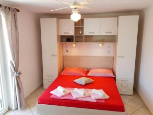 Charming Apartment in Pag with Sea View, 40 sqm