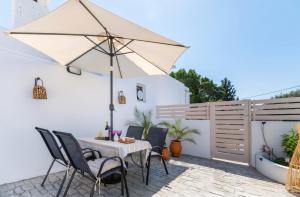 Bright Studio with Garden in Archangelos, 45 m², 2 pers.
