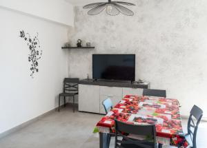 Charming House with Pool in Arenella, Air Conditioning