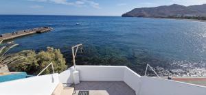 MAR a 9, 9 steps from the sea.