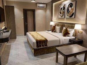 4Everstayz By Veeda Most Luxury Air Condition Rooms With Free Parking & Wi-Fi !!! Best Family Hotel In Ayodhya