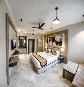 4Everstayz By Veeda Most Luxury Air Condition Rooms With Free Parking & Wi-Fi !!! Best Family Hotel In Ayodhya
