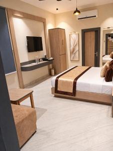 4Everstayz By Veeda Most Luxury Air Condition Rooms With Free Parking & Wi-Fi !!! Best Family Hotel In Ayodhya