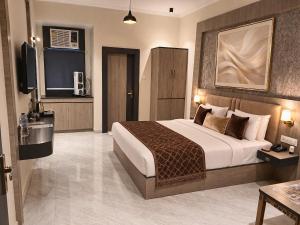 4Everstayz By Veeda Most Luxury Air Condition Rooms With Free Parking & Wi-Fi !!! Best Family Hotel In Ayodhya