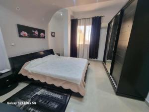 Spacious, well-lit modern apartment