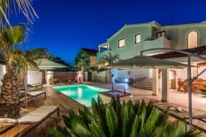 Villa Antisin with Heated Pool