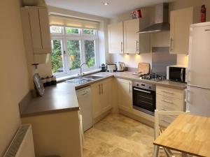 Town Centre Apartment Perfect Location with on-street parking