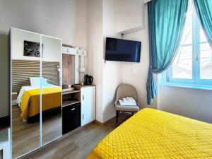 Bed and Chic art rooms