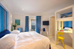Standard Double Room with Sea View and Balcony room in Bellevue Syrene