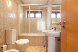 Comfortable House in Moledo with Sea View and Parking