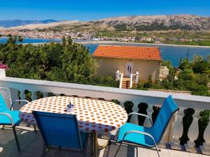 Charming Apartment in Pag with Sea View, 40 sqm
