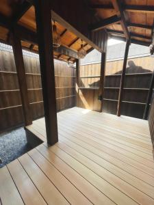 Autumn Leaves Villa X in Kyoto, featuring two stories and free shuttle service, located just 100 meters from the bus stop