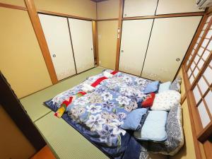Autumn Leaves Villa X in Kyoto, featuring two stories and free shuttle service, located just 100 meters from the bus stop