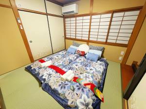 Autumn Leaves Villa X in Kyoto, featuring two stories and free shuttle service, located just 100 meters from the bus stop
