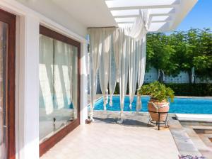 Elegant villa with sea view in Nerantza, private pool