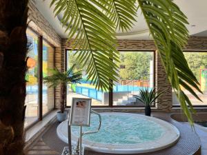 Hotel Carina - noclegi z dostępem do restauracji i strefy SPA w hotelu Gorzelanny, odległość 100m