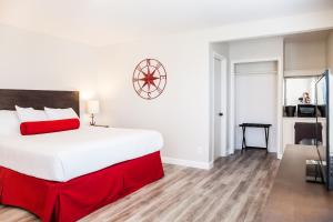 Queen Room with Two Queen Beds - Ocean View room in The Landing at Morro Bay