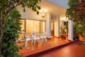 Manzel - Sunlit 2BR Villa, Walk to Candolim Beach