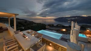 "Short walk to 4 beaches" villa, by CalypsoSunsetVillas
