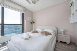 Apartment with a River View Near the Old Town by Renters Prestige