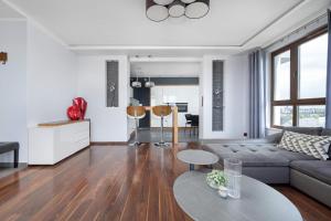 Apartment with a River View Near the Old Town by Renters Prestige