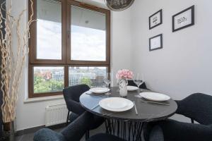 Apartment with a River View Near the Old Town by Renters Prestige