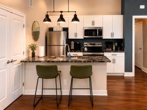 1BR Apt in Carson Gym Access and Outdoor Patio