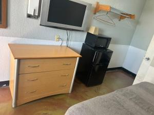 Queen Bed Hotel Room 232