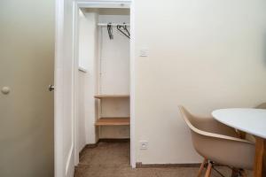 Modern, bright studio in a great location