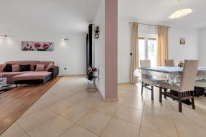 Villa Valbandon, a beautiful pool villa near the beach