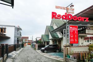 RedDoorz Syariah near Terminal Mendolo Wonosobo 2