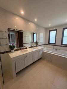 Luxury 4BR Villa 5 Private Pool Jacuzzi