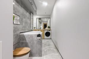 Lumina I 2BR Apart with AC & Parking & Balcony I Center