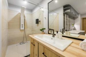 Lumina I 2BR Apart with AC & Parking & Balcony I Center