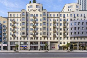 Lumina I 2BR Apart with AC & Parking & Balcony I Center
