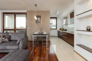 Functional apartment with parking Warsaw Obrzeżna 5A by Heyrent