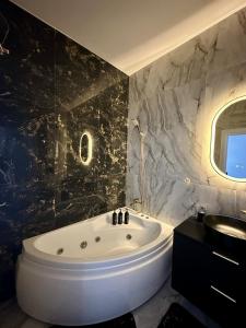 Romantic Red Apartment AXS