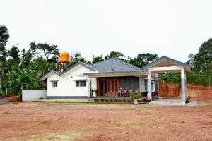 Chimneys Homestay - 2BH, Entire House, Estate, Home Food