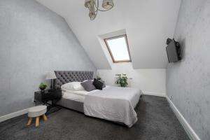 Spacious Apartment in Kielce with Workspace by Noclegi Renters