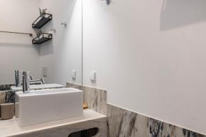 Design 2BR Duplex with AC by LovelyStay