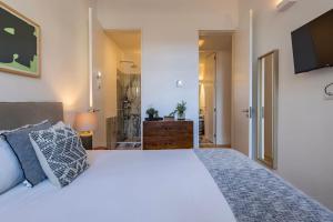 Design 2BR Duplex with AC by LovelyStay