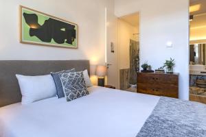 Design 2BR Duplex with AC by LovelyStay