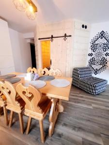 Cozy Apartment in Kościelisko with Mountain View