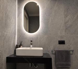 Nox Romana Apartments - Vatican - Modern Apt with Cozy Balcony