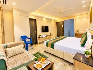 Premium Hotel Mahamaya M Shree Homestay - Near Shree Mahakal Temple and Railway Station - Fully Air Conditioned Room - wifi and off site Parking