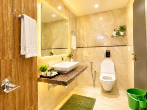 Premium Hotel Mahamaya M Shree Homestay - Near Shree Mahakal Temple and Railway Station - Fully Air Conditioned Room - wifi and off site Parking