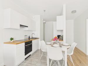 Obozowa 20 Light & Space Balcony & Parking by Solarento